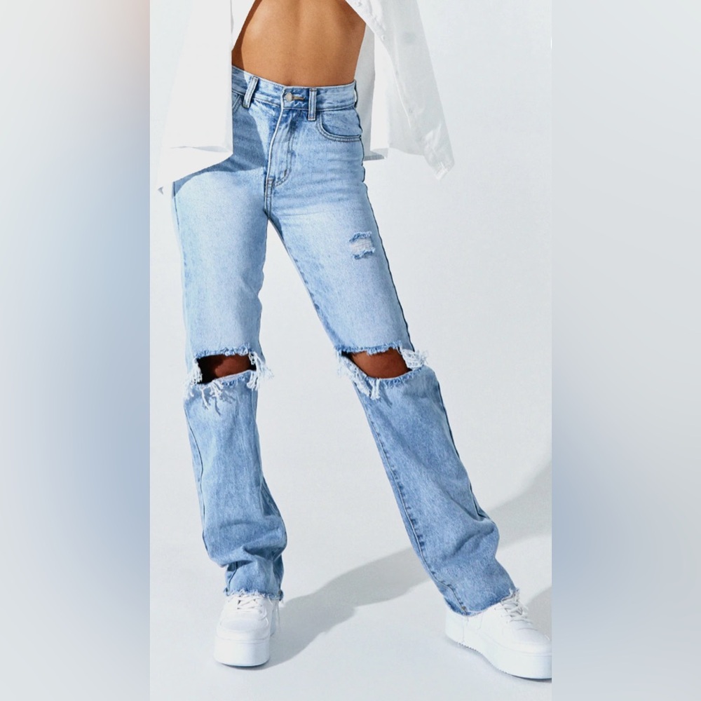 PRETTYLITTLETHING Petite Light Blue Wash Ripped Long Leg Straight Jeans - US 6